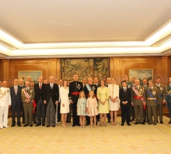 Fotografía de grupo de la Familia Real con los asistentes al acto de imposición de la faja de capitán general